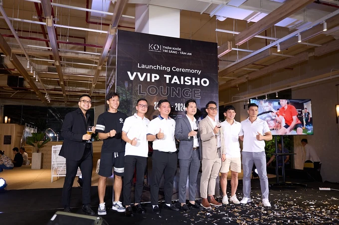 Quế Ngọc Hải cùng bác sĩ đội tuyển Việt Nam giúp VĐV tránh rủi ro chấn thương