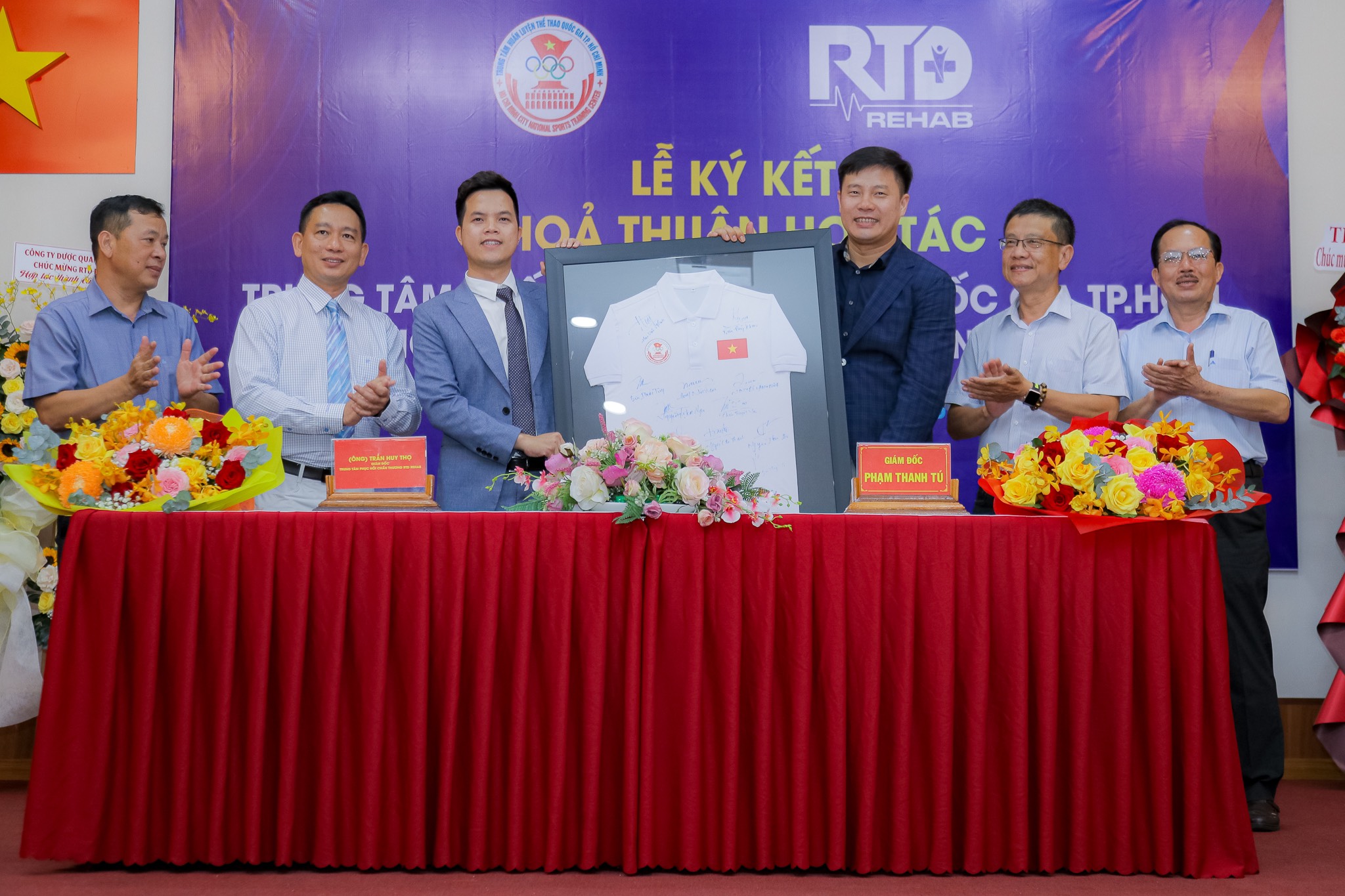 Bác sĩ đội tuyển và cái bắt tay ý nghĩa với Trung tâm 2